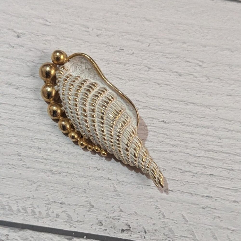 Vintage Gold Tone Shell Brooch Pin With Textured & Beaded Detail Elegant Coastal